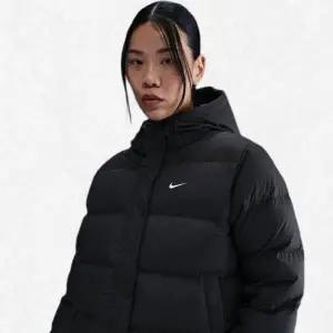 [나이키] 스포츠웨어 메트로 패딩 여성 써마 핏 루즈 다운 후드 재킷 IH0728-010 2530630