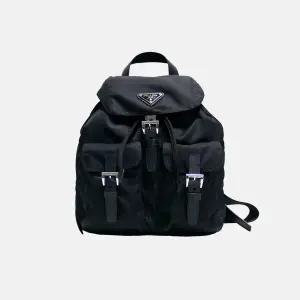 (프라다) 로고 나일론 백팩 스몰(1BZ677)