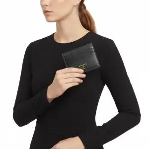 25FW 삼각 로고 사피아노 지갑  1MC025 QHH F0002