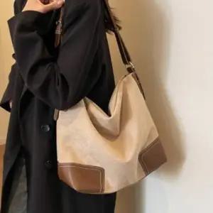 [다잇템] 여성용 큰사이즈 버클 콘트라스트 자수 레더 숄더백