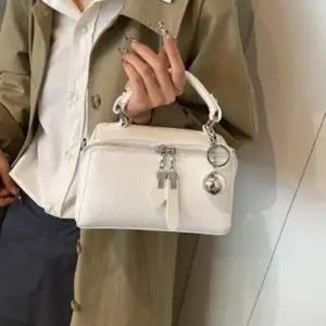 [다잇템] 여성용 레더 쁘띠 스퀘어 베이직 크로스백