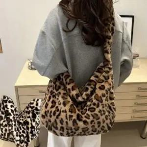 겨울 레오파드숄더백 레오파드 페이크 퍼 에코백 레오파드가방 호피 털 가방 호피 숄더백 호피에코백 겨울