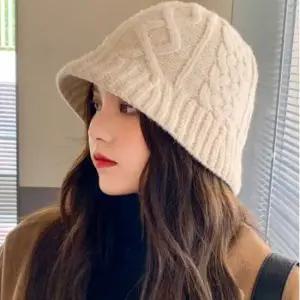 여자 겨울 주말 데이트 룩 꽈배기 니트 버킷 햇 모자 골프버킷햇예쁜모자