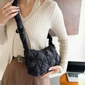 캐주얼룩 2030여성 출퇴근가방 미니 패딩 크로스백 포인트 여학생 알바