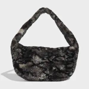 [아디다스오리지널스](본점)[악세사리] 전면 스네이크스킨 프린트를 적용한 인조 퍼 소형 숄더백(JY2569)