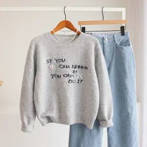 [잇수다] 캐듀잇 리본 플라워 레터링 자수 라운드 울 니트