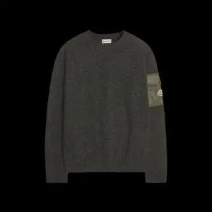 [몽클레르]몽클레어 암 포켓 울 캐시미어 니트 남성 그린 25FW 9C00012 M3550 P89