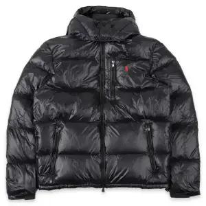 디몬트 폴로랄프로렌 남성 자수 로고 글로시 패딩 자켓(블랙) 710968281 001