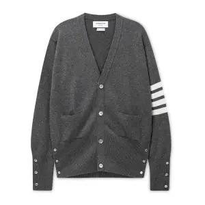 [톰브라운] 남성 4바 스트라이프 캐시미어 메드 그레이 가디건 MKC001A 00011 038