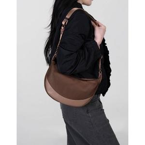 [나인온스] 여성 숄더 반달백 여행  데일리 2종 가죽배색크로스백