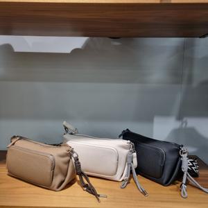 베네통/애플아울렛/투웨이 스트랩 키링 소가죽 미들백/BCBGA7541