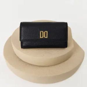 닥스 액세서리 여성 24FW [스테디셀러] 블랙 DD로고 소가죽 반지갑 WCWA4F102BK