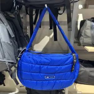 국내매장 아디다스x문부츠 콜라보 삼선 퀼팅 쇼퍼 백 크로스백 보부상가방 구름백 JE1946