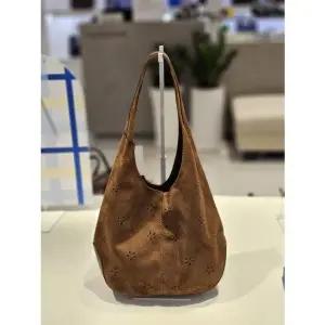 [갤러리아] [발리스윗] 펀칭장식스웨이드숄더백 SP9WAB56