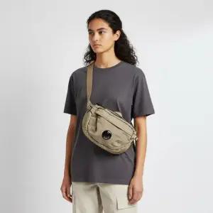 남성 렌즈 와펜 힙색  19CMAC734A 005269G 356  25FW