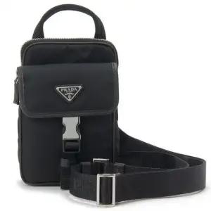 PRADA  25FW 리나일론 및 사피아노 가죽 스마트폰 케이스  2ZH194 2DMH F0002)