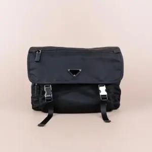 삼각로고 포코노 메신저 크로스백 블랙 1BD671 ZOT F0002
