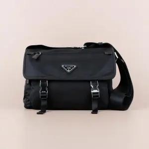 삼각로고 포코노 스몰 메신저 크로스백 블랙 1BD953 ZOT F0002