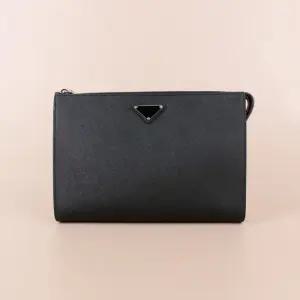 사피아노 삼각로고 남성 클러치 블랙 2VF030 9Z2 F0002