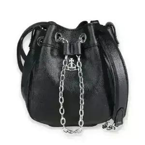 디몬트 비비안웨스트우드 여성 키르시 스몰 버킷백(블랙) 4C030004W S000D N403