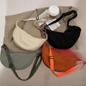 여성 심플 반달 끈조절 슬링백 크로스백