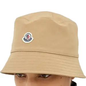 25 FW 몽클레어 심볼 로고 패치 캔버스 버킷햇 베이지 3B00025 5983X 226