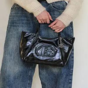 갤러리아 헤지스핸드백 HIBA5E529BK [H20크링클] H 패치 블랙 토트겸 숄더백 M(유