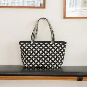 [헤니트]격자 무늬 니트 쇼퍼백 (블랙)