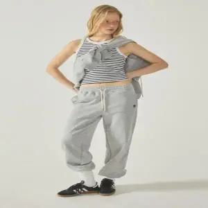 [후아유] 스티브 헤드 패치 조거 팬츠 (WHTMF2251F)