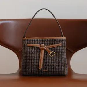 닥스 액세서리 25FW [DUBLIN CHECK] 브라운 벨트장식 잔체크 울 버킷백 DCBA5F991W2