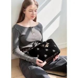 [게스](대전신세계)여성 샤이다_ SHAIDA 쥬얼장식 퍼 토트백(HP3A3A06)