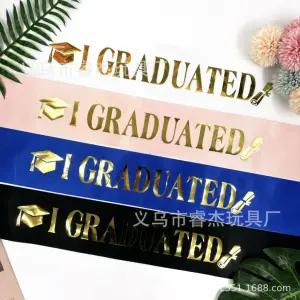 장식 졸업장 어깨띠 졸업 GRADUATED 교실 선물 컹글레츄 학사모 축하파티 학교 주인공 졸업식 이수 금장 I