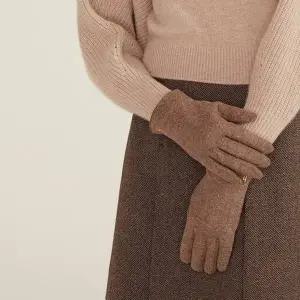 [헤지스](대전신세계)[25FW][여성장갑] 베이지 퍼피로고 울 장갑 (스마트터치가능) HIGV5F003I3