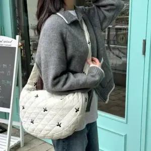 여성 겨울가방 패딩 데일리 크로스백 숄더백 반달가방