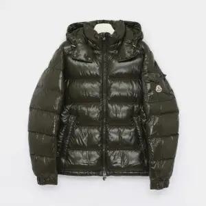 25FW 마야 패치로고 후드 패딩 남성 자켓 1A53600 68950 833 MAYA