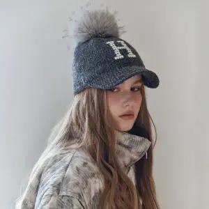 [마쟈] H레터링 퍼 폼방울 니트 볼캡 ZE11AM401NA