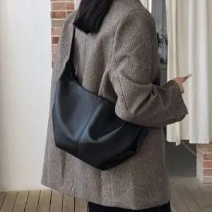 [하프클럽/]여자 가죽 신입생 하프문 투컬러 크로스백