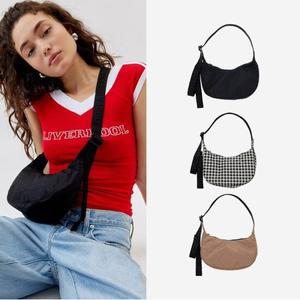 바쿠 나일론 크로스백 반달 크로스백 미니 크레센트백