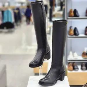 [탠디]W215A517 여성 7cm 블랙 심플 골드단추 통굽 롱부츠_JK