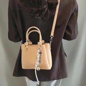 여성 일상용 참 장식 스트랩 핸들 사각형 크로스백 토트백