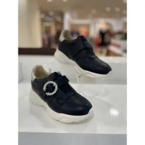 [롯데백화점]영에이지 여성 5cm 키높이 포인트 슬립온-EQCFHZ757BK