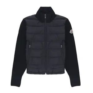 [MONCLER] 25FW 키즈 로고 패치 니트 믹스 패딩자켓 네이비 9B000 01 M1121 777