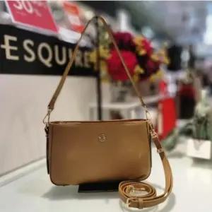 [에스콰이아]에스콰이아 HC12 가죽 크로스 핸드백 EOCFHB909BE (39629397)