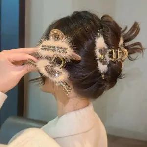 [콩심팥심]포인트 큐빅 집게핀 여성 겨울 헤어 액세서리