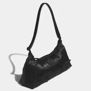 [아디다스오리지널스](신세계 사우스시티)[악세사리] 아디다스 오리지널스 보우타이 숄더 백 스몰 (KC27...