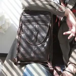 남성 슬링백 백팩 악어 패턴 가죽 슬링백팩 브라운