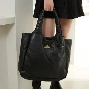 [알도] 퍼프캐리 사첼 백 - 블랙 오버플로우 ADD1H096HZ006