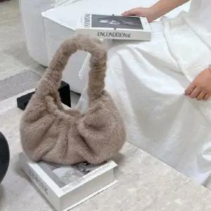 아트박스/다잇템 여자 인조밍크 크로스 토트백