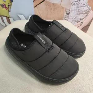 크록스 HC03 클래식 퍼프 모크 블랙 남여공용 겨울 방한화 털 슬리퍼 샌들 210706-060