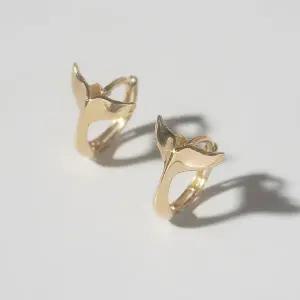 [더블유비엘]14k post 벨루가 고래꼬리 원터치 링귀걸이   (윙블링)